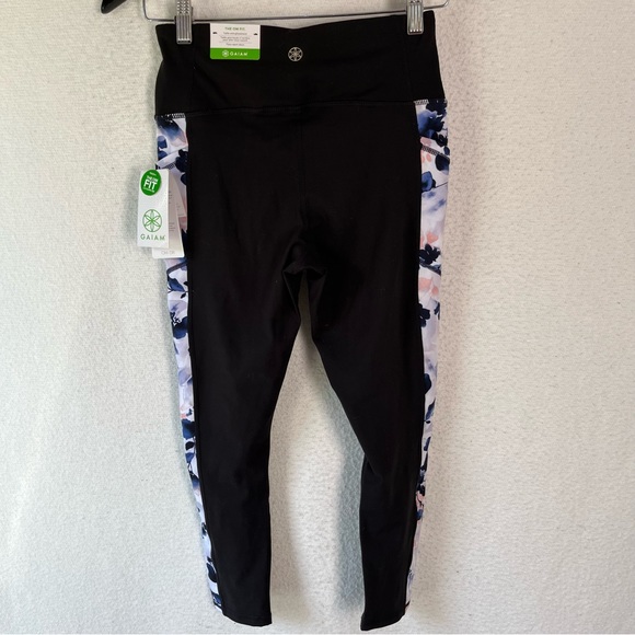 Gaiam The OM Fit Cropped Leggings women’s S in tap shoe black meadow print new - Picture 15 of 16